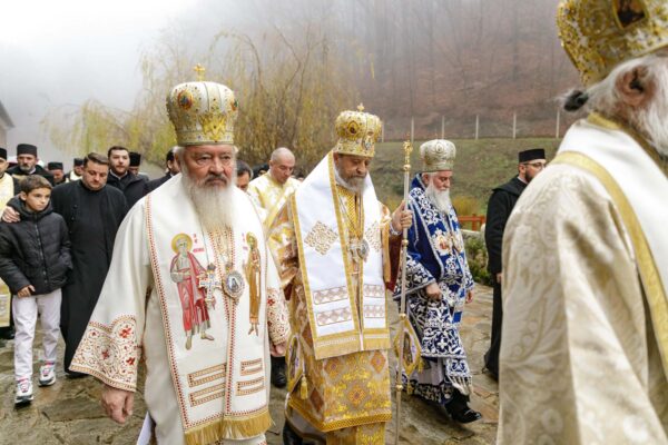 Proclamarea locală a canonizării Sfântului Mărturisitor Arsenie la Mănăstirea Prislop. A participat și IPS Andrei, Mitropolitul Clujului