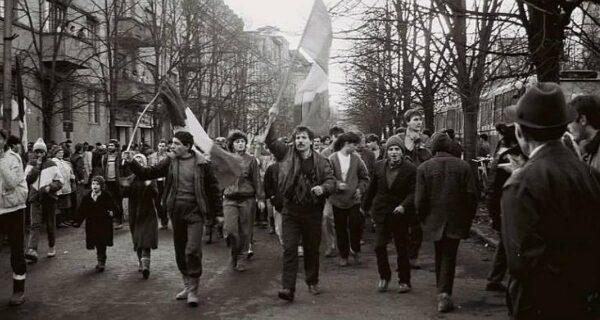 15 noiembrie 1987, revolta anticomunistă a muncitorilor brașoveni, o mișcare care nu a putut fi confiscată de o „revoluție”