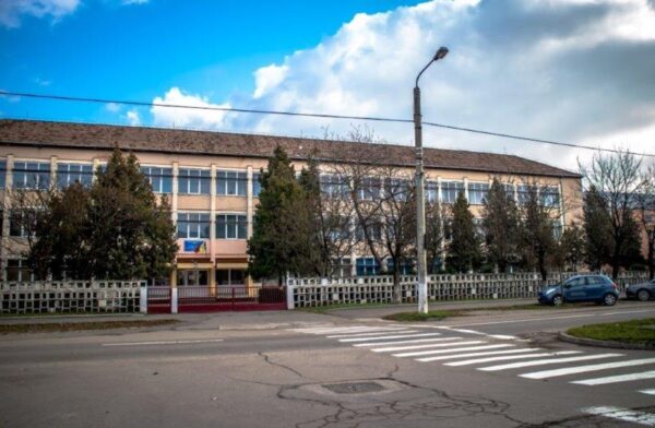 Mai multe licee româneşti din Satu Mare ar putea dispărea. Un deputat acuză. Reacția societății civile la acțiunile antiromânești