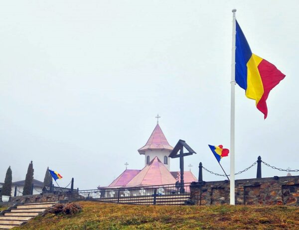 Tricolorul românesc flutură din nou în cimitirul eroilor români de la Mănăstirea Muntele Rece, Cluj