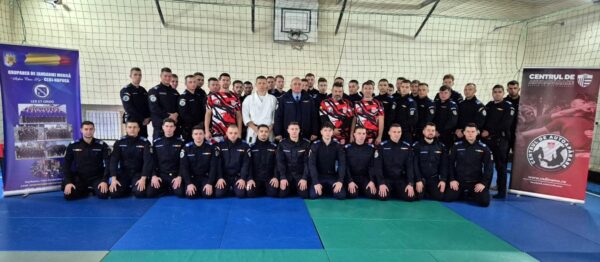 Jandarmii clujenii iau lecții de autoapărare de la instructorii Clubului Dinamo de sambom karate și ju-jitsu