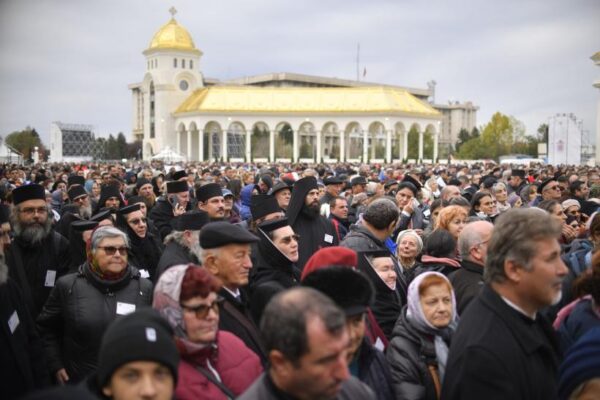 Mulțimi de pelerini vin la Catedrala Națională: Peste 170.000 de persoane s-au închinat în Sfântul Altar