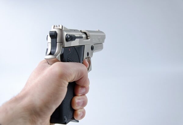Prins în flagrant în timp ce vindea un pistol pe o stradă din Turda