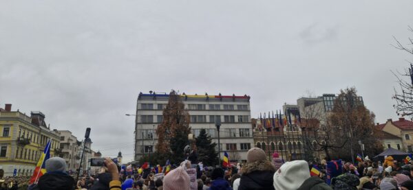Tricolorul desfășurat pe clădirea Cercului Militar pe intonarea Imnului Național la Cluj-Napoca