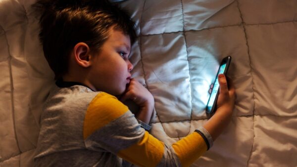 Deținerea unui smartphone la vârste fragede crește riscurile pentru sănătate