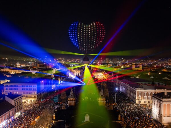 Clujenii, așteptați de Revelion în Piața Unirii pentru un show de lumini și drone. Emil Boc: „Să trăim trecerea în Noul An într-o atmosferă caldă, de sărbătoare’’