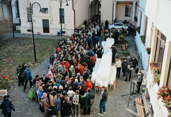 700 de pachete pentru sărbătoarea Crăciunului 2025, oferite persoanelor nevoiașe aflate în evidența Sectorului misionar-social al Arhiepiscopiei Clujului
