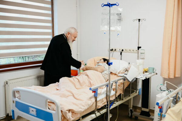 Mitropolitul Andrei i-a vizitat în Ajun pe bolnavii internați la Centrul de Îngrijiri Paliative „Sfântul Nectarie” din Cluj-Napoca