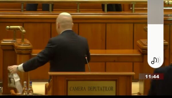 ACT: condamnă public gestul deputatului Silviu Vexler de a rupe un afiș cu personalități marcante ale culturii românești (Video)