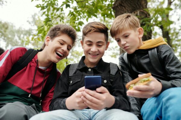 Milioane de copii sub 16 ani, interziști pe rețelele de socializare online începând de azi în Australia. Pe când în Europa?