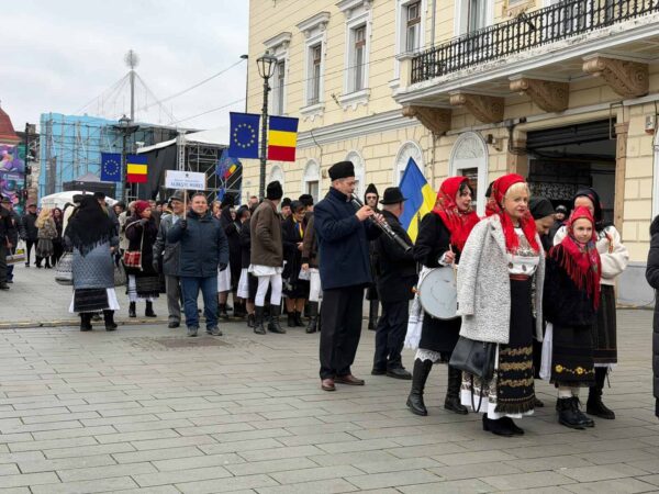 FOTO/ Colind Iancului prin centrul Clujului. 15 cete de colindători în fața statuii Crăișorului Munților