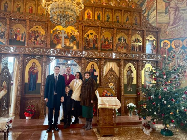 Președintele Senatului, clujeanul Mircea Abrudean, în mijlocul familiei de Crăciun. Tatăl său e preot în parohia Țaga