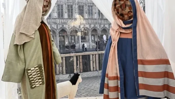 Nașterea Domnului, „batjocorită” la Bruxelles: personaje adulte fără chip, din cârpe. „Un omagiu adus zombilor; o inepţie şi o insultă la adresa tradiţiilor” (Video)
