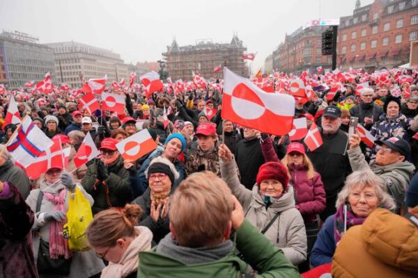 Protest uriaș la Copenhaga împotriva ambițiilor lui Trump în Groenlanda. Mesajul manifestanților: Make America go away