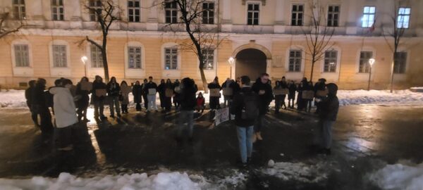 Studenți UBB în stradă împotriva majorării taxelor de școlarizare: “Profitul vostru costă viitorul nostru”