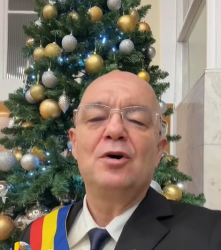 Emil Boc a transmis Plugușorul de Anul Nou clujenilor și românilor: „Clujul drag să strălucească, România să trăiască!”