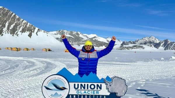 Alpinistul Adrian Ahrițculesei, care a cucerit, pe 6 ianuarie, Mount Vinson (4.892 m), cel mai înalt din Antarctica