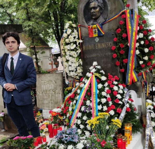 Văd mereu tot felul de oameni care spun că îl cinstesc pe Eminescu