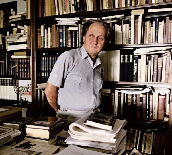 Dacă istoria literaturii române ar avea o tragedie greacă perfectă, aceea ar fi viața lui Ion Caraion.