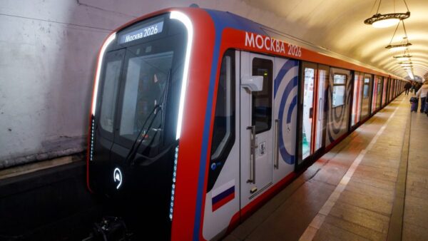 În Moscova metroul merge singur și pe străzi e plin de roboți. Tehnologie avansată față de UE