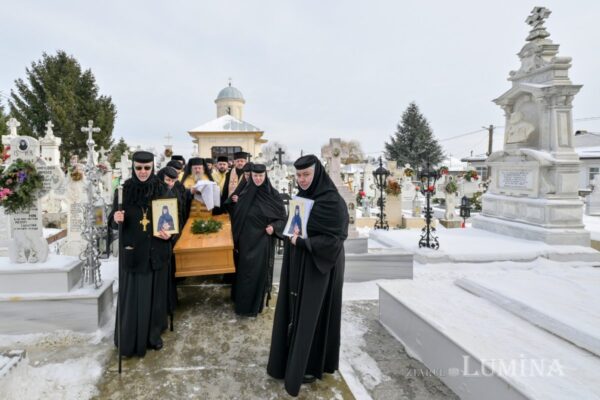 Au fost deshumate osemintele Cuvioasei Elisabeta de la Pasărea