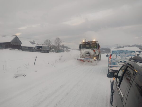FOTO/ Intervenții la deszăpezire pe 80 de drumuri județene din Cluj. Zăpadă de jumătate de metru
