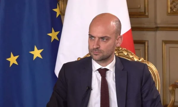 Ministrul francez al Afacerilor Externe, Jean-Noël Barrot, a îndemnat Statele Unite să „înceteze şantajul” pentru a obţine controlul direct asupra teritoriului Groenlandei