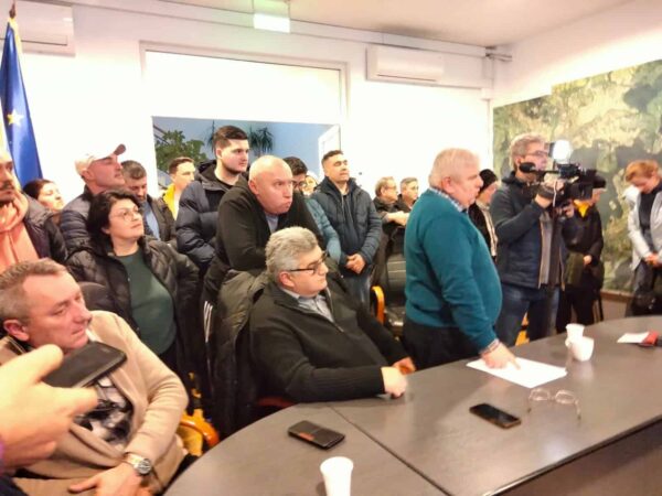 Oameni revoltați și proteste la ședința Consiliului Local Baciu. Au crescut impozitele