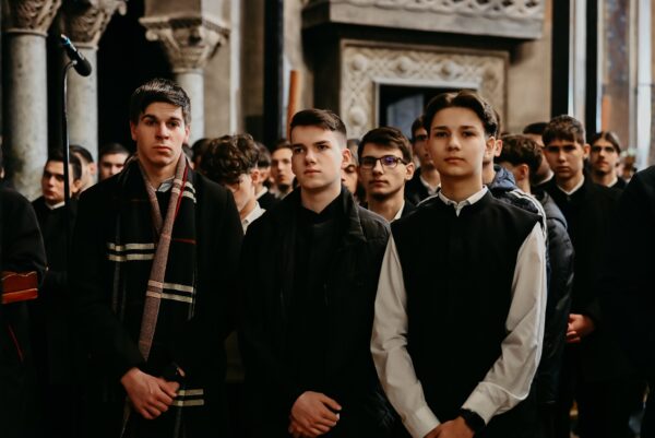 Elevi și studenți teologi clujeni, uniți în rugăciune la Catedrala Mitropolitană, în prima săptămână din Postul Paștilor. Rugăciune