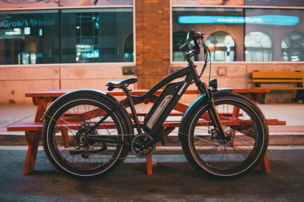 TOP 8 motive pentru care bicicleta electrică devine alegerea preferată pentru deplasările zilnice în oraș