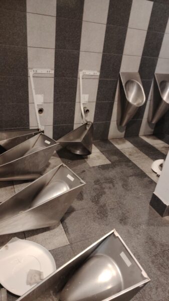 Membri din galeria „frânarilor” au distrus toaletele de pe Cluj Arena? (Foto)