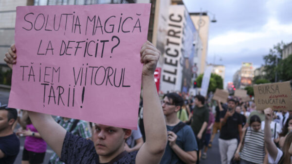 Proteste ale studenților în Capitală și în alte orașe, nemulțumiți de bugetul mai mic alocat educației. ”Se ia de la burse și doctroate pentru Securitate”