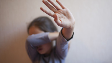 Copilă de nouă ani a ajuns la spital cu răni, după ce ar fi fost bătută cu brutalitate chiar de propria mamă