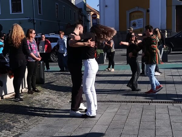 Vremea bună a încurajat mai mulți clujeni să se bucure de primăvară în centrul orașului în stil latino