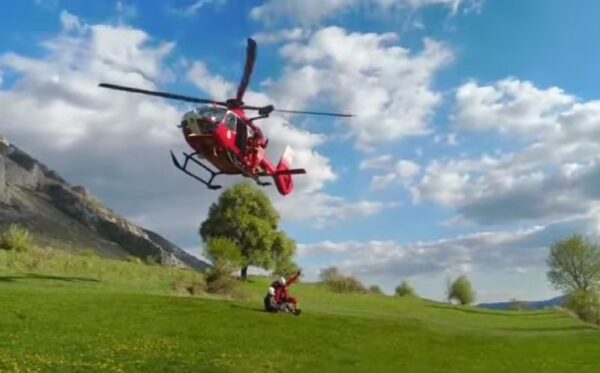 Bărbat din Florești s-a prăbușit cu deltaplanul după ce s-a agățat de un copac. SMURD-ul a intervenit
