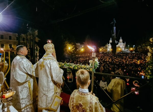 Slujba din Noaptea de Înviere. Zeci de mii de clujeni la Catedrala Mitropolitană din Cluj-Napoca. Ortodoxia salvează România!