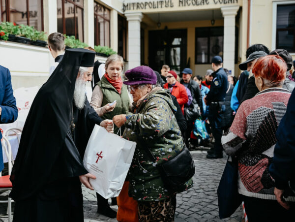 700 de pachete cu alimente pentru Sfintele Paști 2026, oferite persoanelor nevoiașe aflate în evidența Sectorului misionar-social al Arhiepiscopiei Clujului