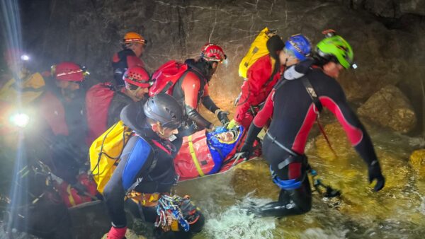FOTO/ Exercițiu Național Salvaspeo, cu participare internațională. Salvatorii de peșteră, printre care și din Cluj, salvează trei victime din Peștera Topolnița