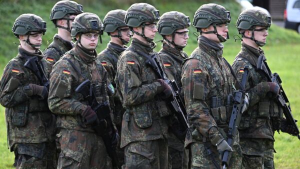 Restricții militare în Germania. Bărbații nu mai au voie să părăsească ţara pentru mai mult de trei luni fără permisiunea armatei