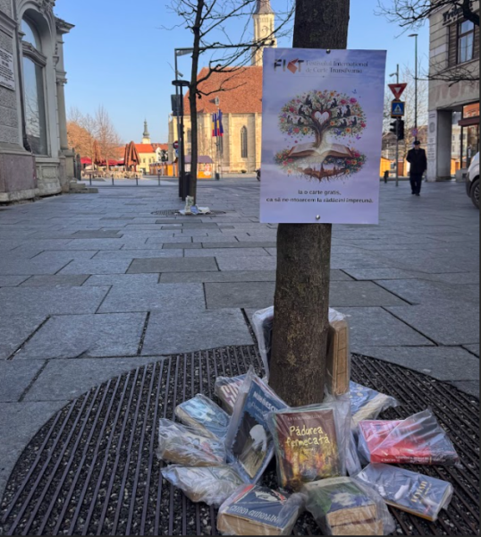 Peste 800 de cărți „au crescut” la baza copacilor de pe strada Universității din Cluj-Napoca, pentru a anunța FICT 2026