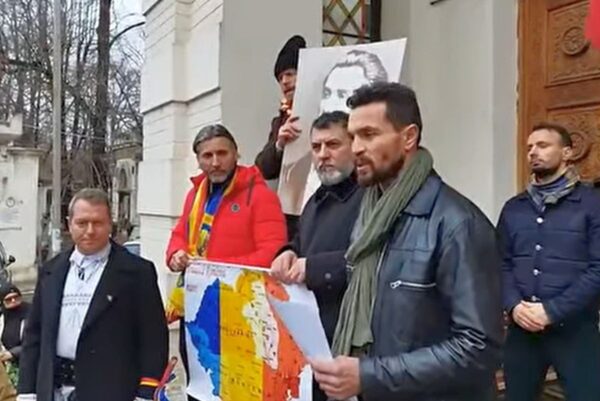 Procurori repetenți la Istorie? Eugen Sechilă trimis în judecată pentru că a făcut o sculptură în lemn bizantină. Crucile asemănătoare se găsesc în magazinele israeliene din Ierusalim