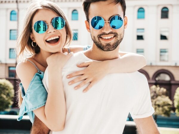 Ochelari de soare cu lentile colorate: Când să îi porți și cum să îi asortezi