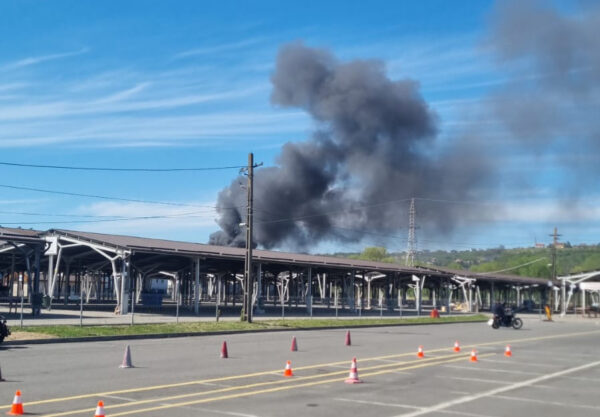 Un incendiu a izbucnit la o hală situată pe Bulevardul Muncii din Cluj-Napoca