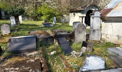 Mai multe monumente funerare din Cimitirul Evreiesc din Reghin au fost răsturnate în Noaptea de Înviere
