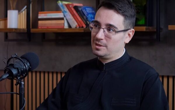 Părintele Adrian Agachi, lecție de morală pentru Andrei Caramitru: Biserica își apără credința și valorile