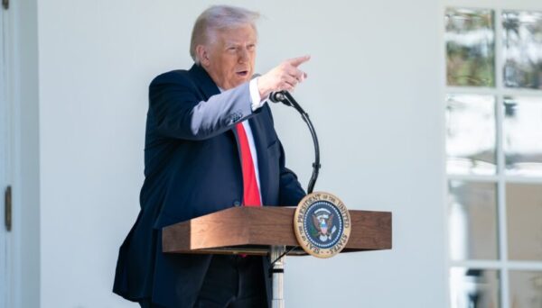 Donald Trump nu mai vine la București