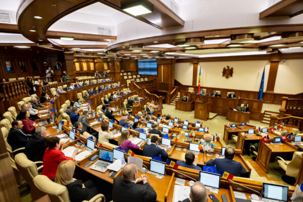 La Chișinău limba rusă restricționată în Parlament. Opoziția a ieșit din sală în semn de protest: „Ne închid gura”
