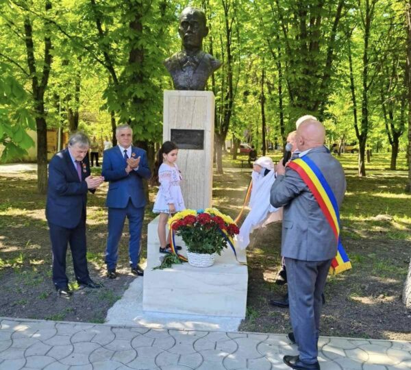 Tatăl lui Valeriu Gafencu, Sfântul Închisorilor,  are bust la Sângerei