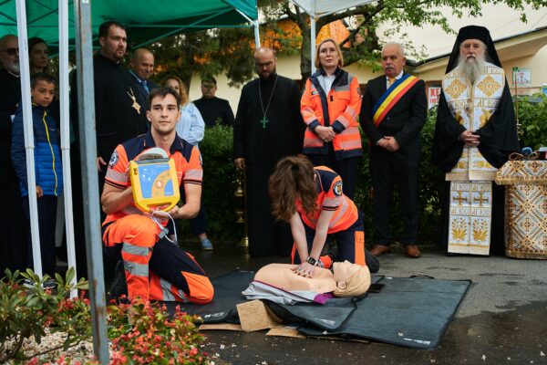 Inaugurarea primului defibrilator extern automat din Gherla, achiziționat la inițiativa și cu sprijinul Asociației „Filantropia Ortodoxă”