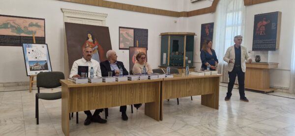 Cartea ”Pe urmele valahilor uitați” s-a lansat la Ploiești. Ionuț Țene: ”Etnogeneza românilor s-a desfășurat pe un spațiu uriaș din Balcani, Europa Centrală și nord-pontic”